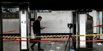 Agresor del metro de Nueva York decía que era Lucifer antes de ser abatido, afirma la policía