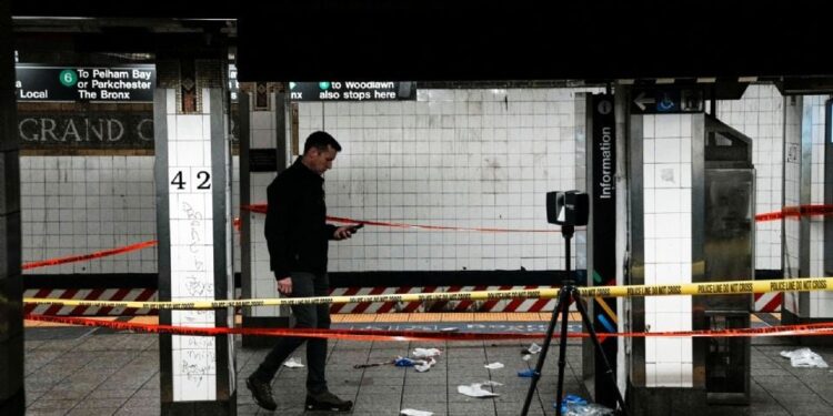 Agresor del metro de Nueva York decía que era Lucifer antes de ser abatido, afirma la policía