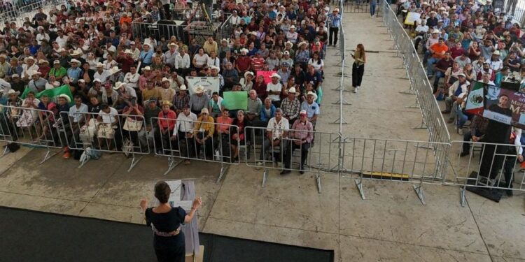 “No hay medicamentos”: pobladores encaran a Sheinbaum en Hidalgo y exhiben fallas en hospitales