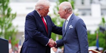 «Ve al joven Carlos, es muy lindo»: Trump afirma que su madre tenía un «crush» con el rey británico