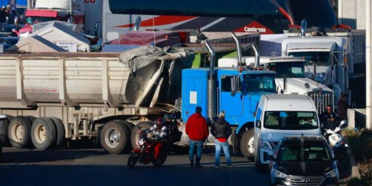 Transportistas y agricultores convocan a megaparo nacional el lunes