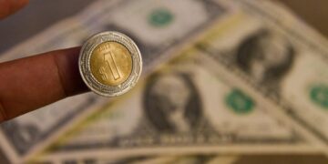 Peso mexicano se fortalece previo a decisión de Banxico; Bolsa Mexicana también avanza