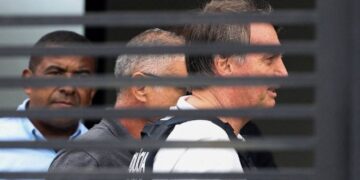 Internan a Bolsonaro en Brasilia para operarle el hombro derecho