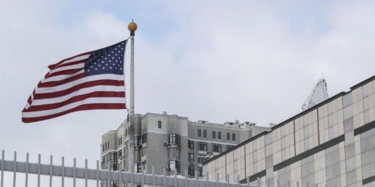 EU niega que embajadora en Ucrania deje el cargo por diferencias con Trump