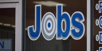 Desempleo de EU se mantiene en 4.3% en abril pese a creación de más de 100 mil puestos