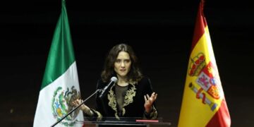 Díaz Ayuso acusa a Sheinbaum de “clima de boicot» en visita por México y suspende el resto de su gira