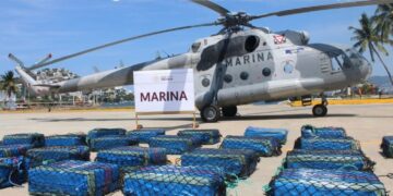 Marina incauta 26 bultos con presunta cocaína y detiene a dos extranjeros en el océano Pacífico