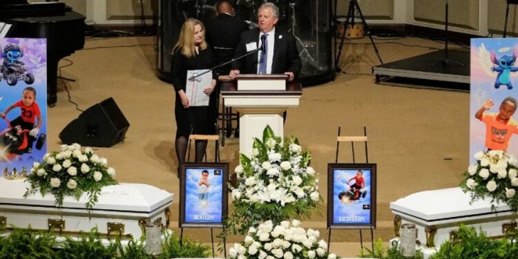 Homenajean en Louisiana a ocho niños asesinados en tiroteo masivo