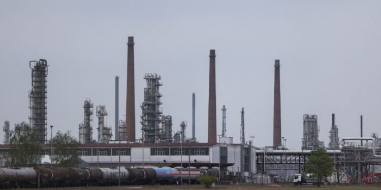 Cae casi un 34% la producción petrolera de la OPEP durante el segundo mes del conflicto en Irán