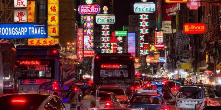 Choque de tren con autobús en Bangkok deja ocho personas muertas y más de 20 lesionadas