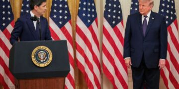 Kevin Warsh asume la presidencia de la Fed en medio de presiones a la política monetaria