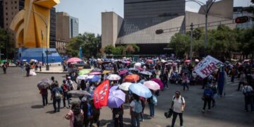 Siguen movilizaciones de la CNTE: bloquean Paseo de la Reforma e instalan plantón en aeropuerto de Oaxaca