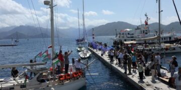 Barco turístico se hunde con más de 100 pasajeros en las costas de Turquía; no reportan víctimas