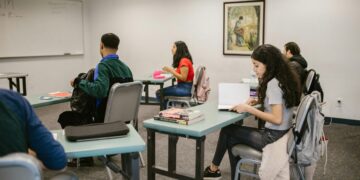 ¿Es más caro estudiar en Europa que en México? El mito que cada vez más estudiantes están cuestionando