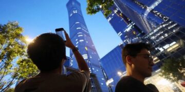 Avioneta se impacta contra el edificio más alto de Pekín; autoridades no han dado versión oficial