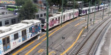 Falla el Tren Ligero en ruta al Estadio Azteca a 10 días del Mundial; queda ladeado sobre las vías