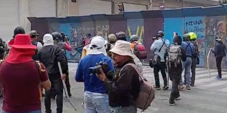 Marcha de la CNTE: maestros intentan derribar valla en 20 de Noviembre y se reporta un herido