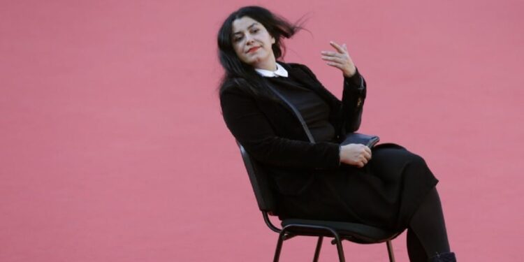 «Mujer, vida y libertad»: Francia rinde homenaje a Marjane Satrapi, quien rechazó la Legión de Honor