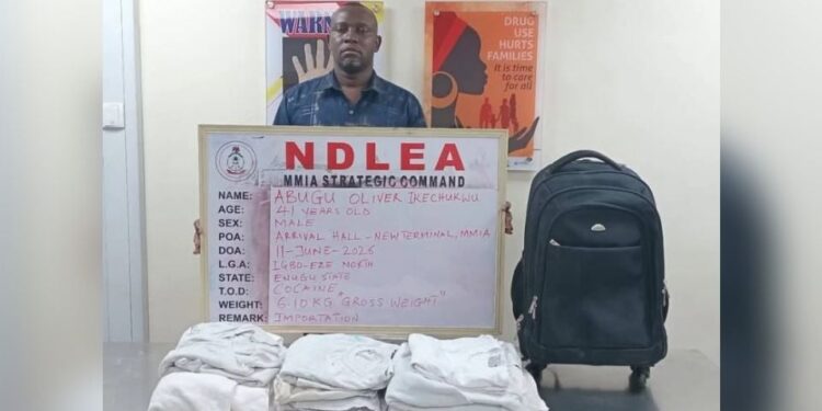 Detienen en Nigeria a empresario brasileño con más de seis kilos de cocaína impregnada en camisas