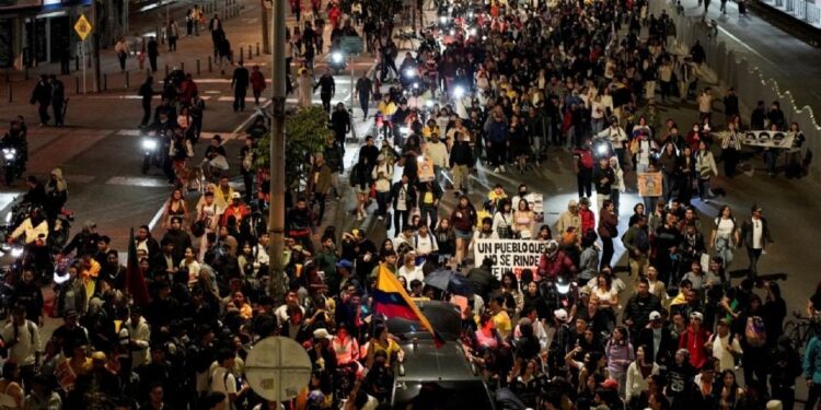 Jornada electoral en Colombia culmina con disturbios en Bogotá y Cali; reportan daños y heridos