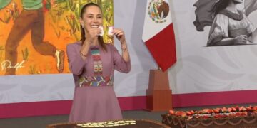 Sheinbaum celebra su cumpleaños con «Las Mañanitas», los «Beatles» y pastel en la conferencia matutina