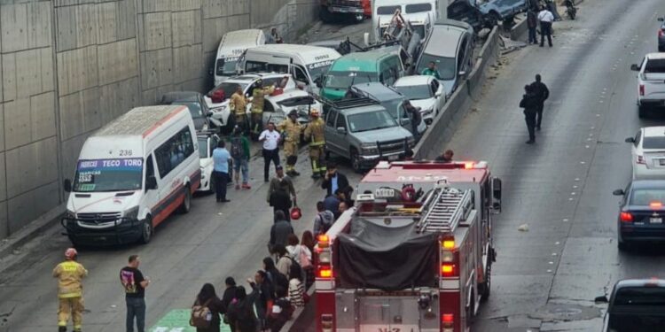 Tráiler sin frenos provoca carambola con más de 30 autos y deja múltiples heridos en Tijuana