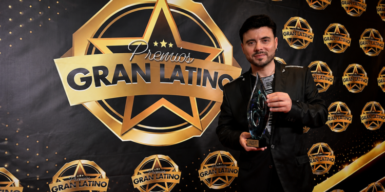 El astro portugués Eddie triunfa en Nueva York en los Premios Gran Latino