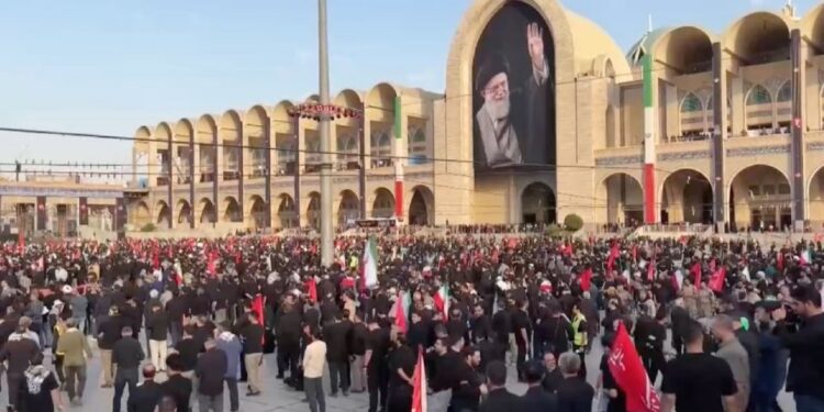 Funeral del líder supremo de Irán reúne a miles entre llanto y llamados de venganza