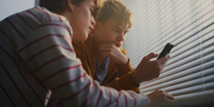 Detienen a seis adolescentes tras amenazar por TikTok con un ataque a escuela en Bélgica