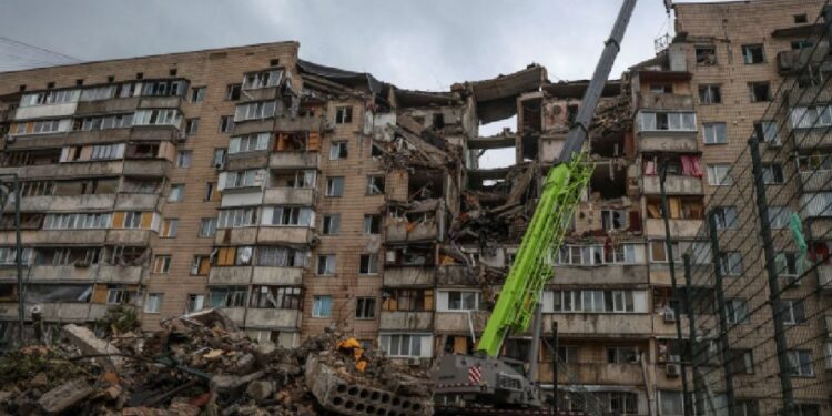 Ataque ruso a Ucrania deja por lo menos 20 muertos en Kyiv y la localidad de Vishneve