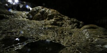 Buscan a cuatro integrantes de una familia atrapada en la Gruta Chichicazapan tras fuertes lluvias en Puebla