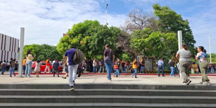Sheinbaum descarta daños tras sismo de 7.4 en Chiapas; recomienda no acercarse a las playas