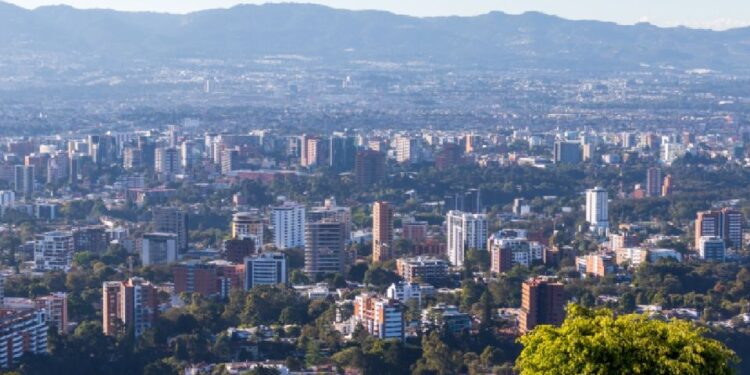 Al menos seis personas son asesinadas a balazos afuera de una residencia en la capital de Guatemala