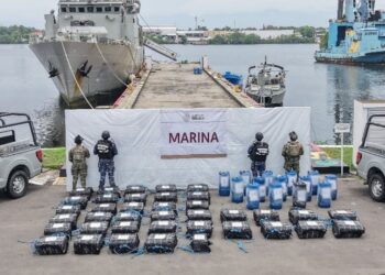 Aseguran más de una tonelada de presunta cocaína y 840 litros de combustible en embarcación frente a Chiapas