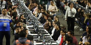 Cientos de jóvenes abarrotan el Palacio de los Deportes para el examen de control de la UNAM
