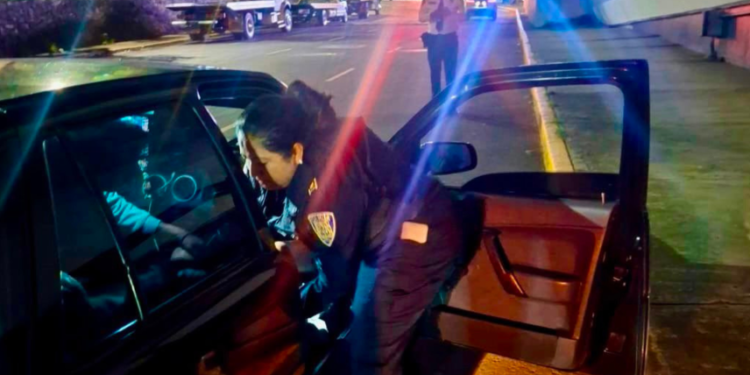 Policías asisten parto y reciben a bebé en las inmediaciones del AICM