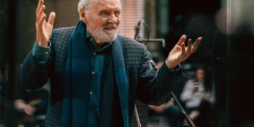 Anthony Hopkins convierte la música en una reflexión sobre la muerte a los 88 años