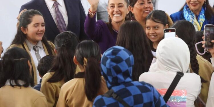 Sheinbaum encabeza inicio del ciclo escolar 2026-2027; regresan a clases 28 millones de estudiantes