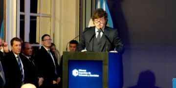 Milei culpa a la legalización del aborto y a feministas por la baja natalidad en Argentina