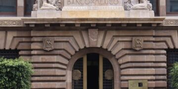 Eleva Banxico a 1.5% el pronóstico de crecimiento para 2026, pero ve riesgos por incertidumbre del T-MEC