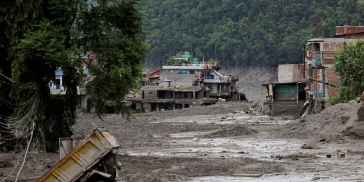 Inundaciones repentinas en Nepal dejan 98 muertos y casi 500 turistas desaparecidos