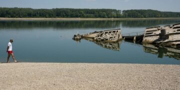 El Danubio expone los fantasmas de la Segunda Guerra Mundial con barcos nazis a la vista