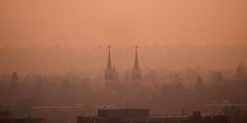 Incendios en EU: evacúan a más de 65 mil personas en el noroeste y el fuego arrasa unas 700 casas