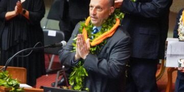 Elecciones intermedias: Josh Green, gobernador de Hawái, avanza en la carrera tras ganar las primarias demócratas