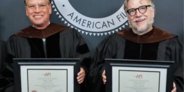 Guillermo del Toro inspira a cineastas: “Desarrollen una brújula propia”