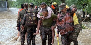 Nueva Delhi bajo el agua: lluvias torrenciales desvían 15 vuelos
