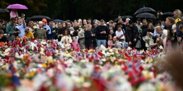 Luto en Noruega: decenas de miles de personas despiden al rey Harald V con flores y tarjetas
