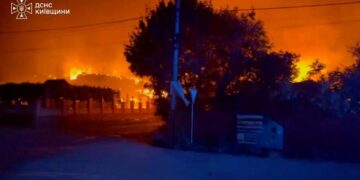 Ataque ruso a un almacén cerca de Kyiv deja 37 muertos y un incendio que se propagó a viviendas