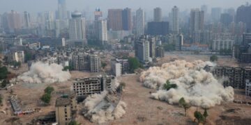 Caen las acciones de las inmobiliarias en China tras cambios normativos en el sistema de venta de viviendas