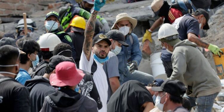 México envía primeras 19.5 toneladas de ayuda humanitaria a Colombia tras terremoto